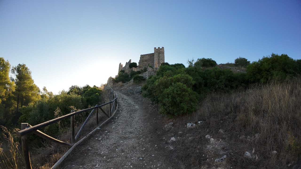 Camino de acceso y alrededores del Castillo de Xivert